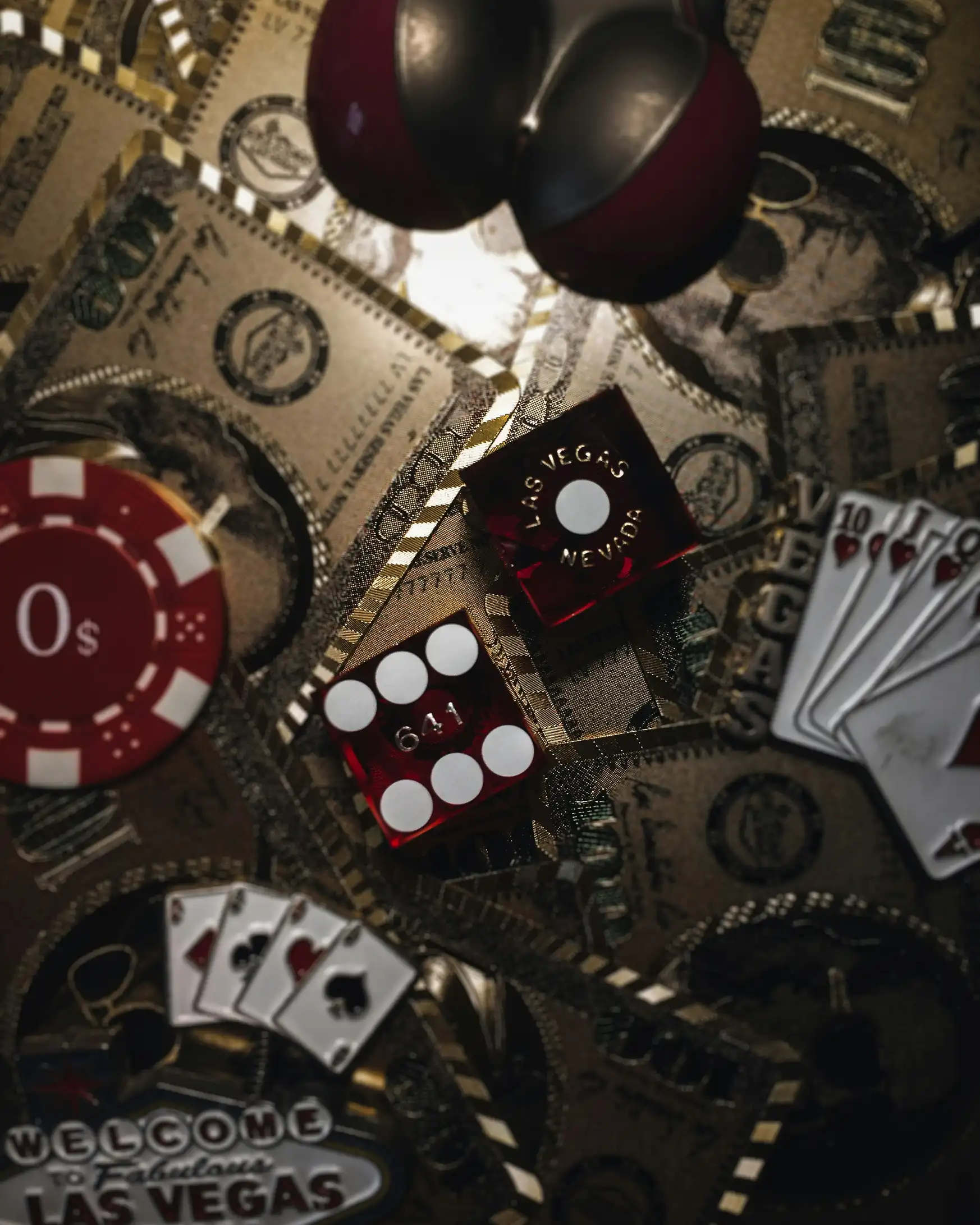 Casinotema med dollarsedler, terninger, kort og spillebrikker
