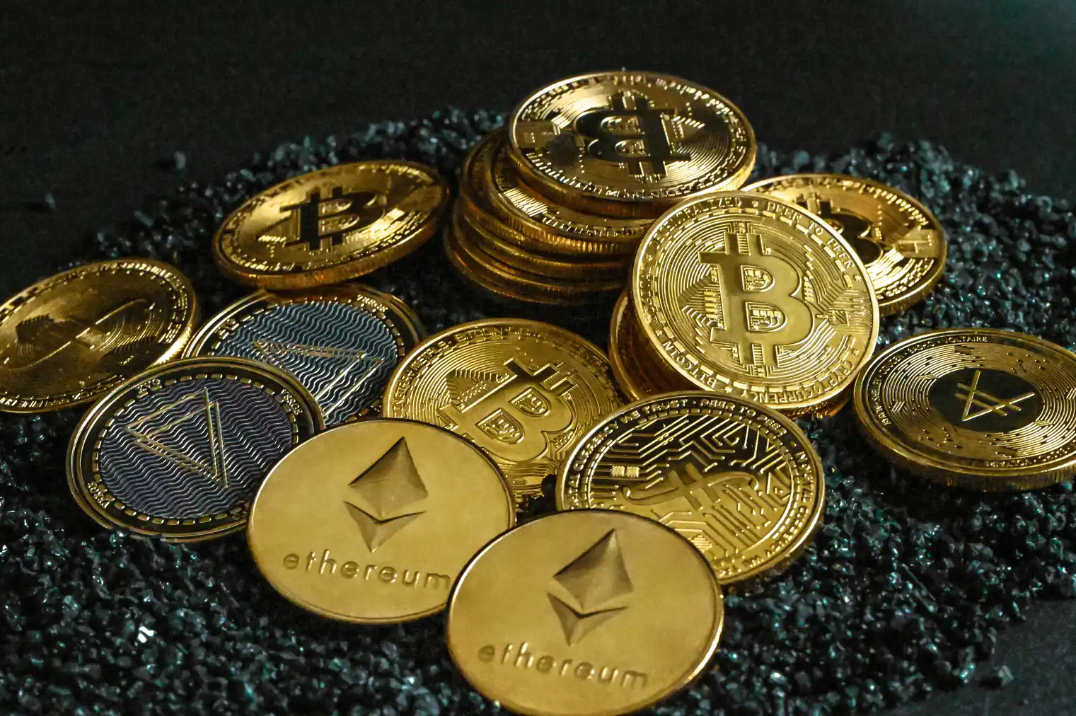 Gullmynter med Bitcoin, Ethereum og andre kryptovalutaer